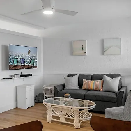 Sunset Beach House - Beach Hugger 3